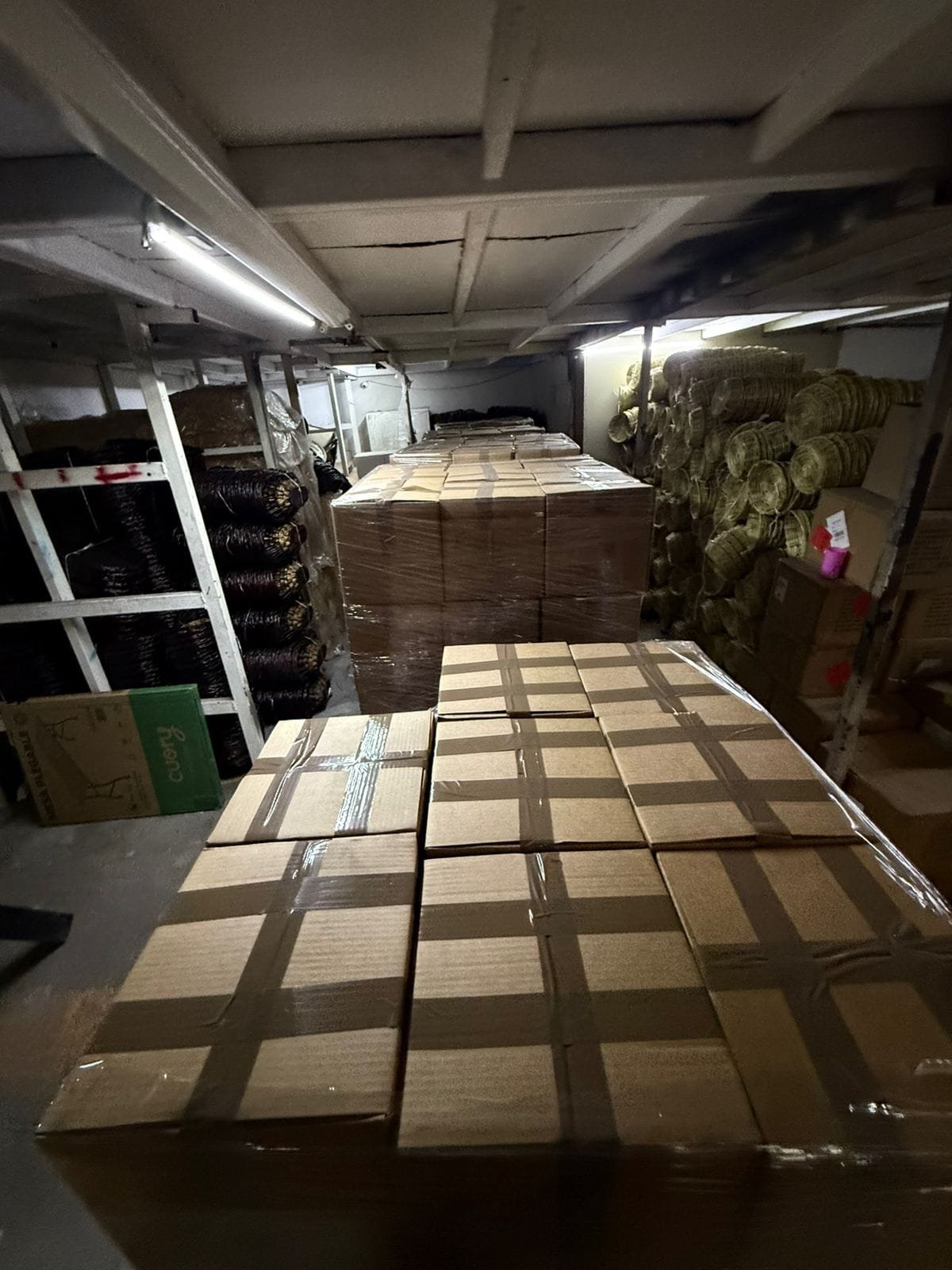 Almacén de Canastas Navideñas México con cajas de cartón emplayadas listas para envío y canastas de mimbre en existencia para pedidos corporativos